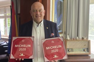 Maciej Dobrzyniecki z nagrodami Michelin 2020 dla krakowskich restauracji. Fot. Akademia Gastronomiczna