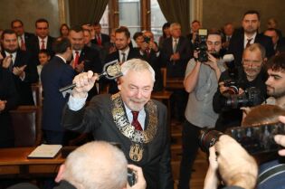 Jacek Majchrowski zaprzysiężony na prezydenta miasta Krakowa. Nowy prezydent wśród dziennikarzy
