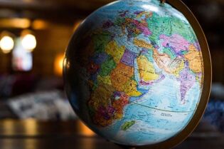 Globus symbolizujący współpracę międzynarodową