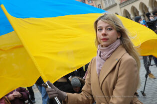 Kobieta z flagą Ukraińską