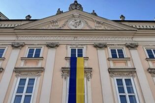 Flaga Ukrainy na Pałacu Potockich 