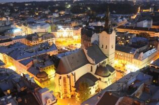 Zabytki Lwowa - widok centrum miasta po zmroku 