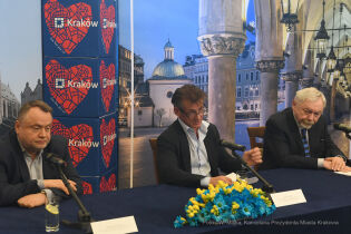Sean Penn, Prezydent Jacek Majchrowski oraz Zastępca Prezydenta Andrzej Kulig podczas konferencji prasowej w krakowskim magistracie