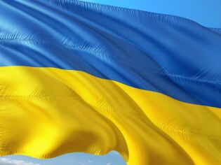 Flaga Ukrainy na tle nieba 