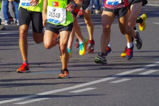 Poland Business Run 2022 - charytatywny bieg biznesowy Zdjęcie przedstawia biegaczy podczas maratonu