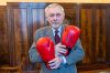 Stadtpräsident von Krakau spendet Klitschko-Handschuhe an das Große Orchester der Weihnachtshilfe