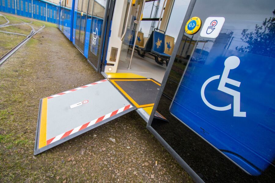 Zdjęcie przedstawia pochylnie dla osób z niepełnosprawnościami prowadzącą do tramwaju
