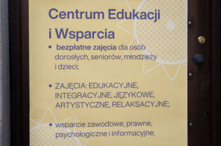 Plakat informujący o ofercie Centrum Edukacji i Wsparcia w Krakowie