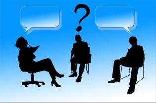 Grafika przedstawia trzy postacie na niebieskim tle, które siedzą na krzesłach.