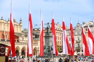 flagi flaga rynek. Fot. Bogusław Świerzowski / www.krakow.pl