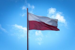 Grafika przedstawia flagę polski na maszcie