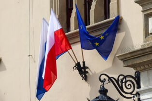 flaga, flagi, biało-czerwona, unia europejska. Fot. Bogusław Świerzowski / www.krakow.pl