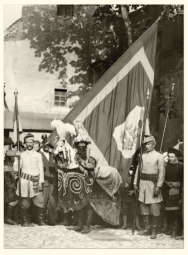 Walenty Nalepa jako Lajkonik na dziedzińcu klasztoru Sióstr Norbertanek, Kraków, 1932