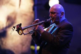 Trwa Letni Festiwal Jazzowy w Piwnicy pod Baranami/> </figure> </div> <div class=