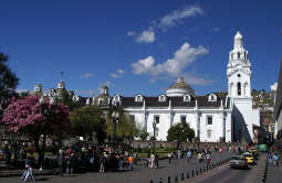 800px-Catedral_metropolitana_Quito.jpg