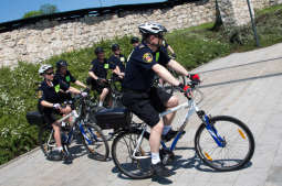 Strażnicy miejscy wsiedli na rowery 