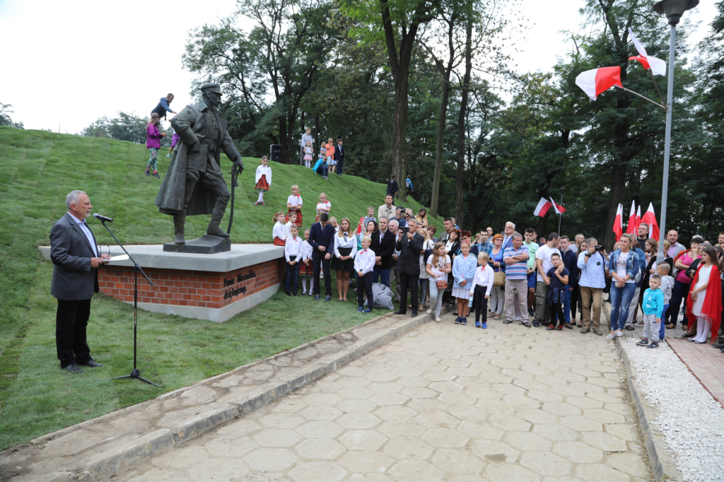 bs-08 września 2018-img_4191.jpg-Piłsudski,pomnik,Swoszowice,Majchrowski,Uroczystość  Autor: B. Świerzowski