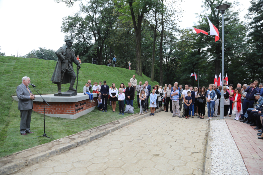 bs-08 września 2018-img_4238.jpg-Piłsudski,pomnik,Swoszowice,Majchrowski,Uroczystość  Autor: B. Świerzowski