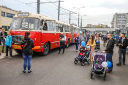 Parada zabytkowych i nowoczesnych autobusów