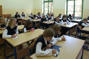 Pierwszy dzwonek dla 100 tys. uczniów z Krakowa/> </figure> </div> <div class=