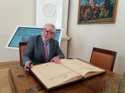 Prezydent Jacek Majchrowski wpisał się do Księgi Gości Honorowych Miasta Lwowa