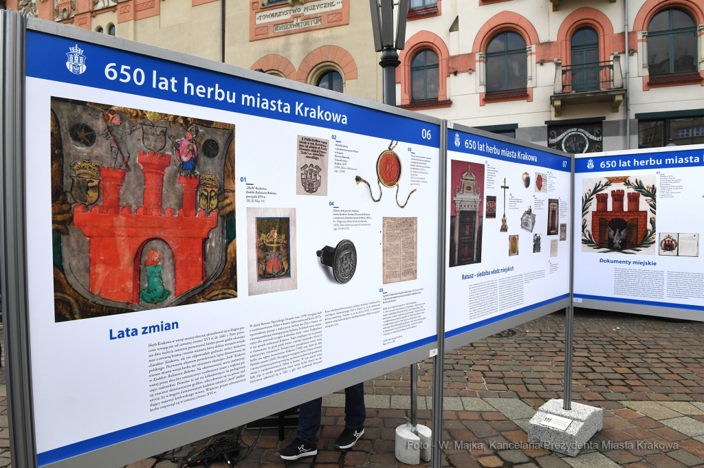 dsc_0010 — kopia01.jpg-„650 lat herbu miasta Krakowa”,  Autor: W. Majka