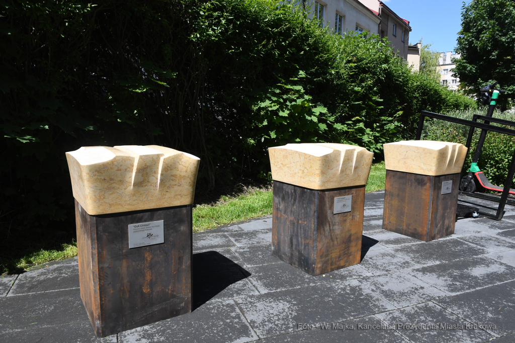0404.jpg-Trzy kamienne siedziska, dar Solury dla Krakowa  Autor: W. Majka