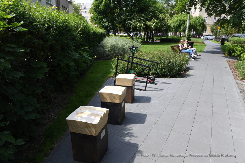 0606.jpg-Trzy kamienne siedziska, dar Solury dla Krakowa  Autor: W. Majka