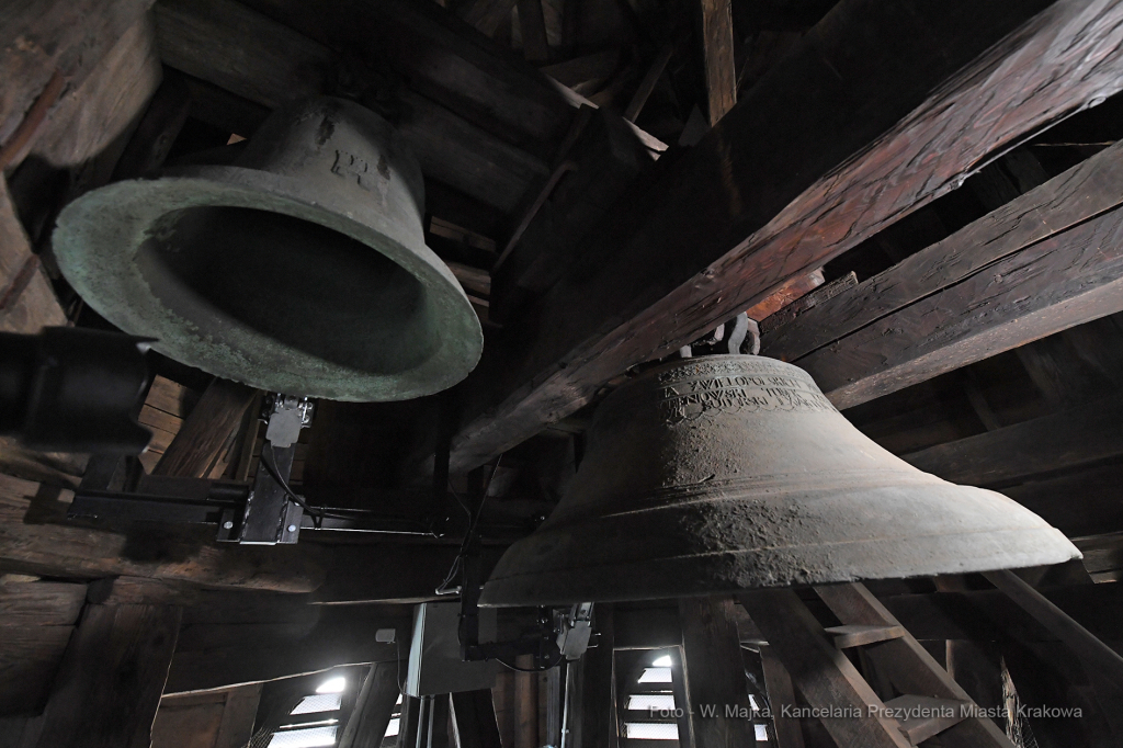 03jpg.jpg-uruchomienie dzwonu gwałtownego na wieży Ratuszowej  Autor: W. Majka