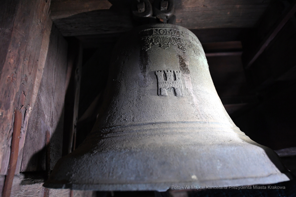 04jpg.jpg-uruchomienie dzwonu gwałtownego na wieży Ratuszowej  Autor: W. Majka