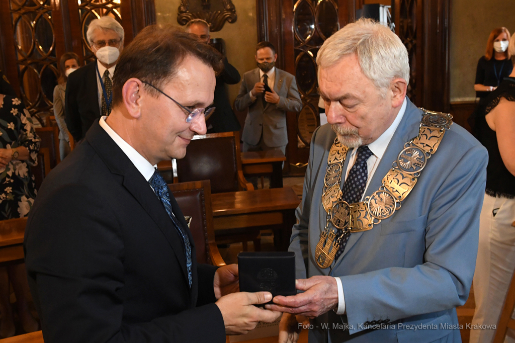 088jpg.jpg-ręczenie Złotego Medalu Cracoviae Merenti Zamkowi Królewskiemu na Wawelu  Autor: W. Majka