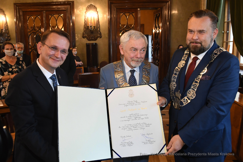 099jpg.jpg-ręczenie Złotego Medalu Cracoviae Merenti Zamkowi Królewskiemu na Wawelu  Autor: W. Majka