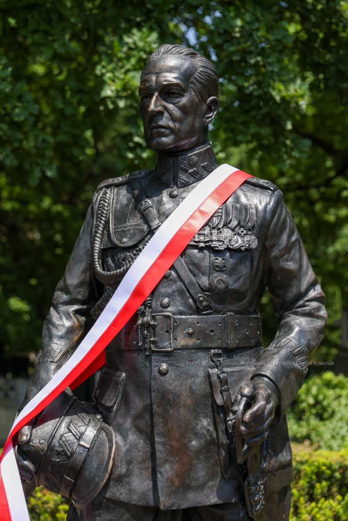 bs_220630_1911.jpg-Pomnik Wieniawy Długoszowskiego, Majchrowski, Uroczystości  Autor: B. Świerzowski
