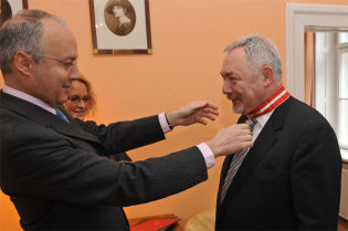 Prezydent Krakowa odznaczony Wielkim Srebrnym Krzyżem Honorowym za zasługi na rzecz Republiki Austrii/> </figure> </div> <div class=