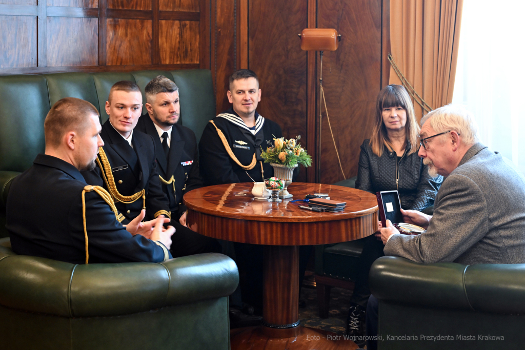 umk_0628.jpg-ORP Kraków, marynarze, Majchrowski, wizyta, kompas, spotkanie  Autor: P. Wojnarowski