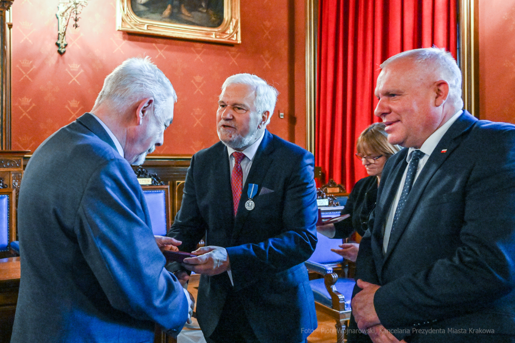 Medal 100-lecia Odzyskania Niepodległości, wręczenie, Majchrowski, Bieniek, Ostrowski, Barczyk, M  Autor: P. Wojnarowski