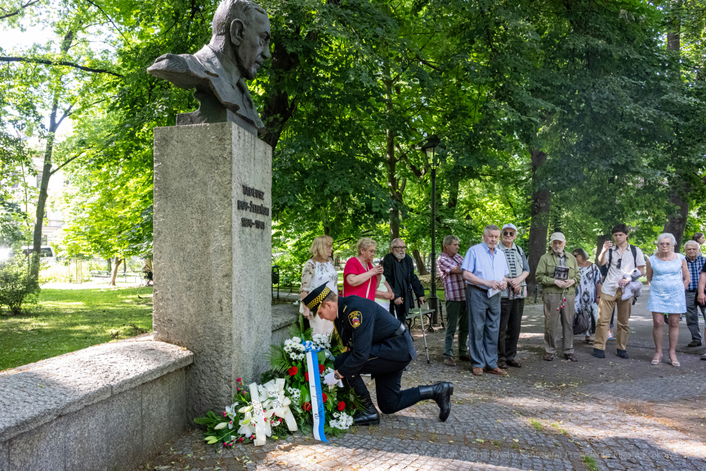 Boy-Żeleński, Planty, pomnik, kwiaty, strażnik, Janiszewska, Straż Miejska, rocznica  Autor: P. Wojnarowski