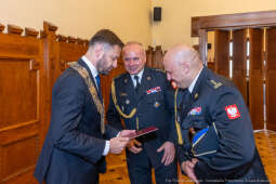 umk_0173.jpg-Aleksander Miszalski, gratulacje, prezydent, goście, zaprzysiężenie, ślubowanie