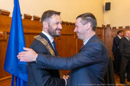 umk_0377.jpg-Aleksander Miszalski, gratulacje, prezydent, goście, zaprzysiężenie, ślubowanie