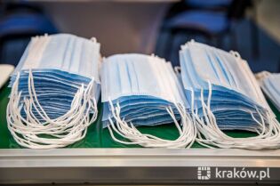 MPK rozdaje maseczki pasażerom komunikacji miejskiej