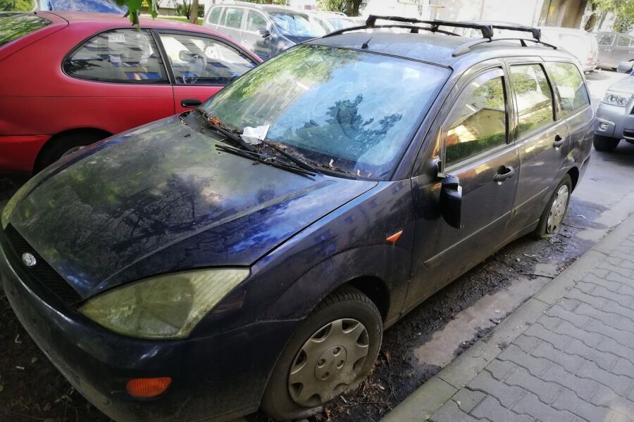Wrak samochodu, straż miejska, porzucony samochód