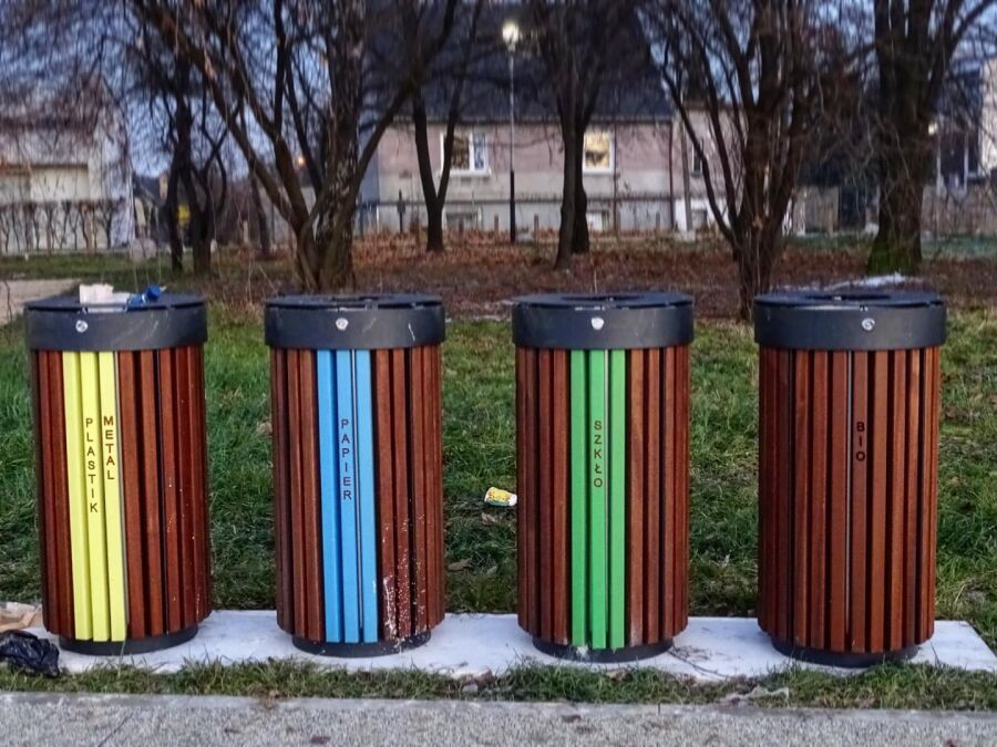 Kosze, segregacja śmieci w parkach