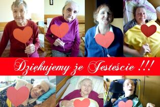Dzień Pracownika Socjalnego 20.11.2020 Zdjęcie przedstawia 7 uśmiechniętych osób w wieku senioralnym osób trzymających czerwone serca. Po środku poziomy czerwony pasek z napisem „Dziękujemy, że Jesteście”