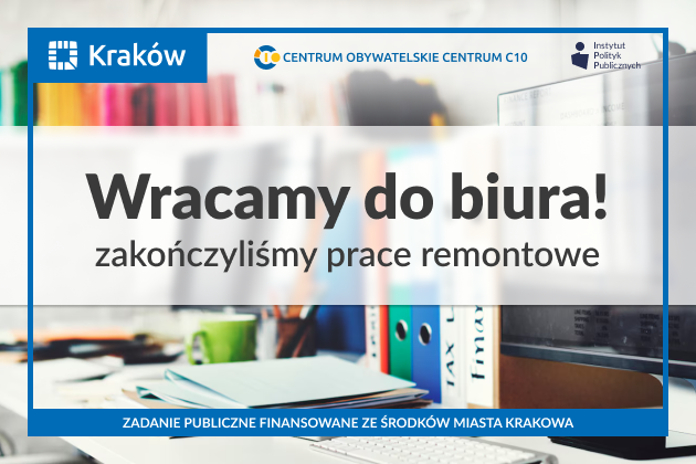 Na zdjęciu znajduje się informacja o powrocie Centrum Obywatelskiego do siedziby, po zakończonym remoncie. W tle widać biurko i dokumenty.