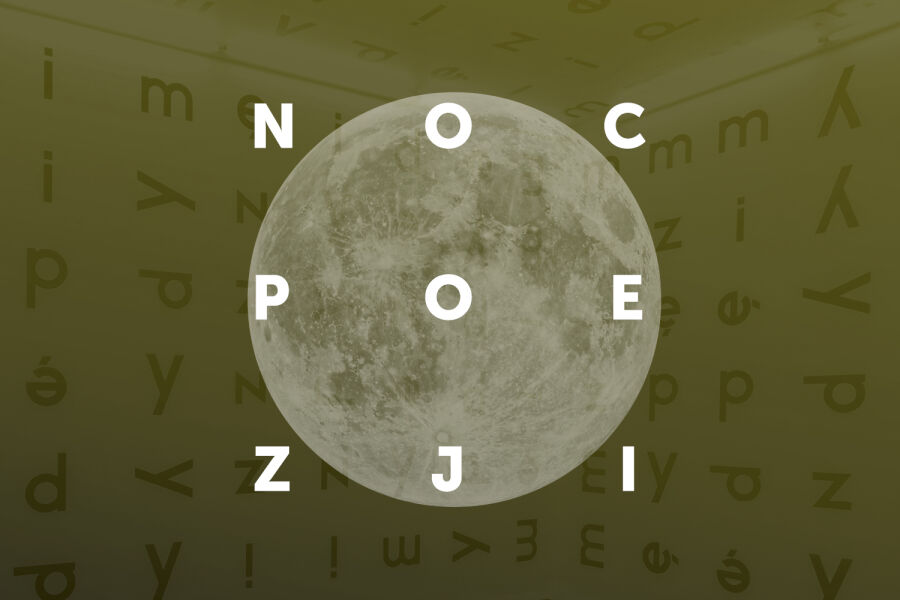 Na środku zdjęcia znajduje się jasny, pełny księżyc na oliwkowym tle z rozsianymi literami fonetycznymi. Wokół księżyca ułożone są litery: N, O, C, E, I, J, Z, P, tworząc kwadrat z literą „O” w środku.