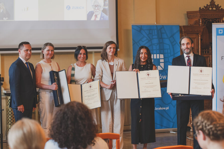 Na zdjęciu widzimy laureatów konkursu Filantrop Krakowa A.D. 2024 w raz z Jakubem Koskiem, Przewodniczącym Rady Miasta Krakowa oraz Panią Marią Klaman Zastępczynią Prezydenta Miasta Krakowa