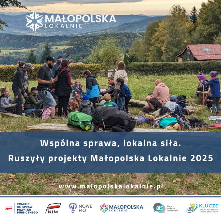 Na grafice prezentuje się grupa ludzi, najprawdopodobniej turystów, w tle widok lasu i gór.