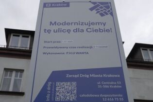 Uwaga, remont! Specjalne tablice poinformują mieszkańców, co dzieje się na ulicy Tablica informacyjna o remoncie ulicy w Krakowie. Zawiera termin prac, czas realizacji, wykonawcę, kontakt i kod QR do zeskanowania. Napis: „Modernizujemy tę ulicę dla Ciebie!”.