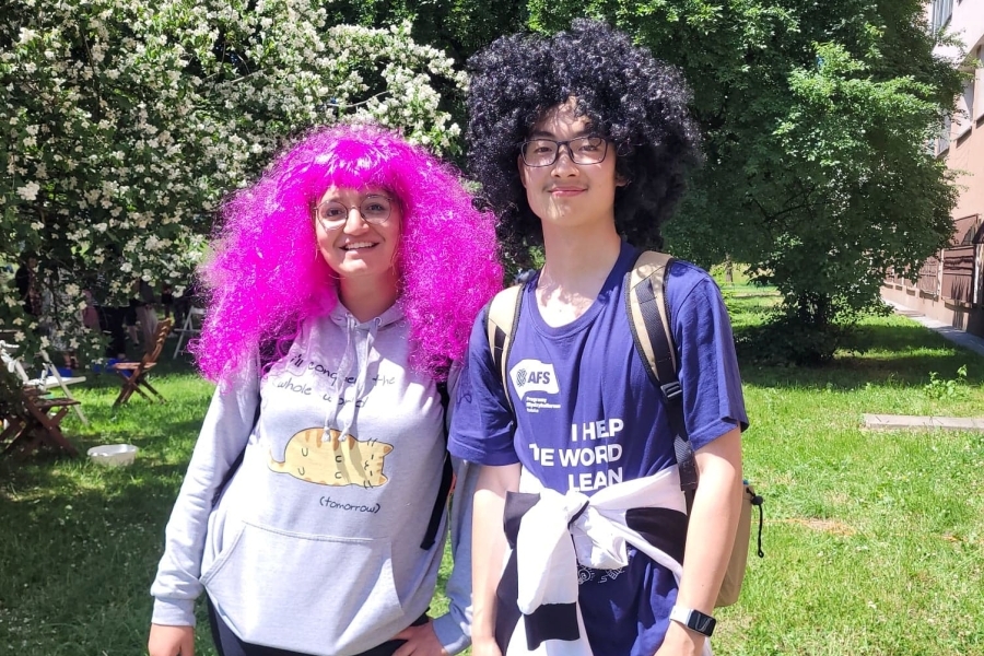 Dziewczyna z różowymi włosami z Włoch i chłopiec z czarnymi włosami z Chin , uczniowie AFS przebywający w Polsce przybyli na Piknik Sąsiedzki