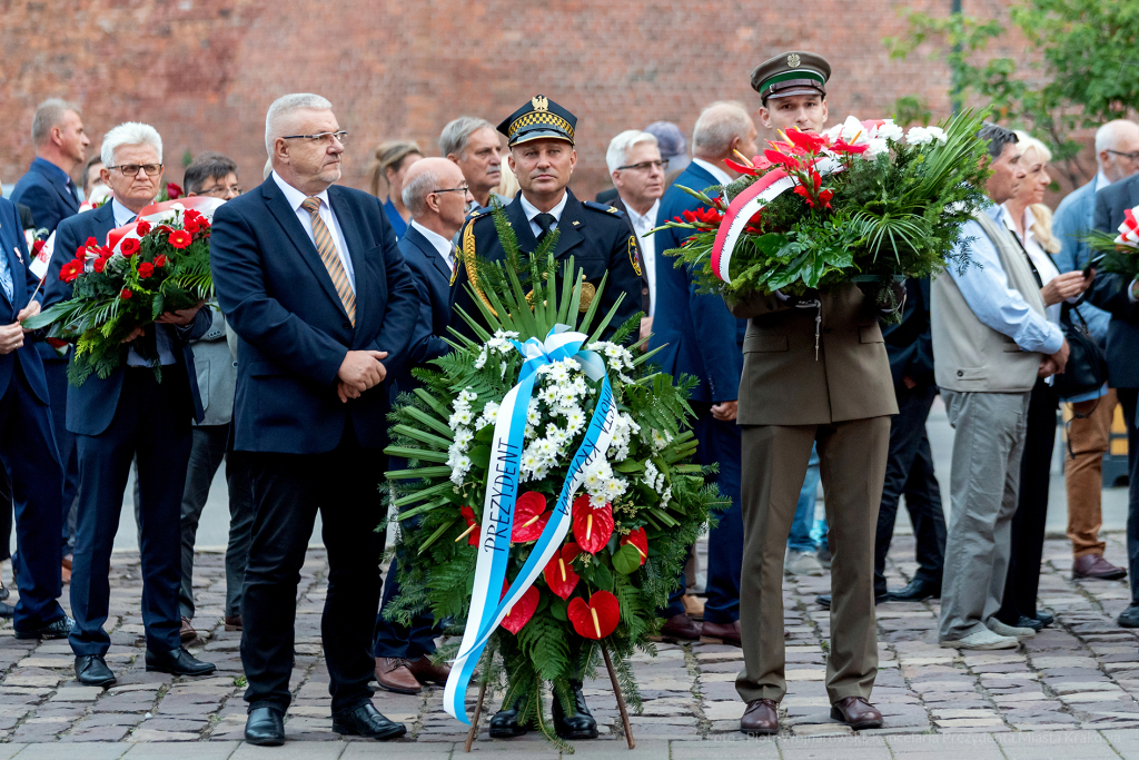 umk_2742.jpg-Wawel, UMK, solidarność, krzyż katyński, składanie, kwiatów  Autor: P. Wojnarowski